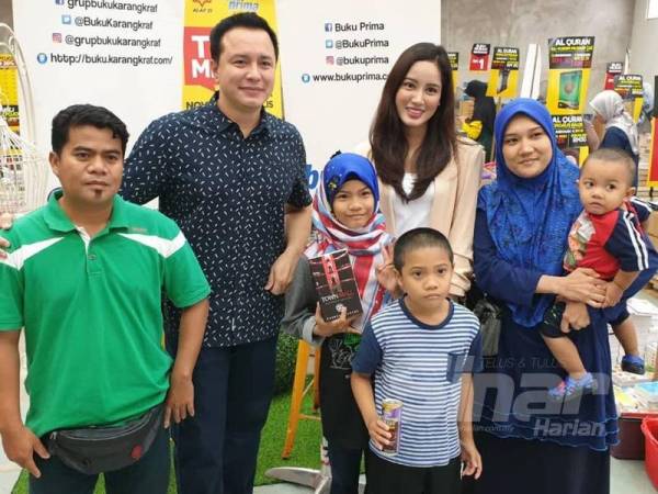 Pelakon Town Mall, Eizlan dan Nynaa beramah mesra dengan pengunjung jualan gudang di Shah Alam semalam.