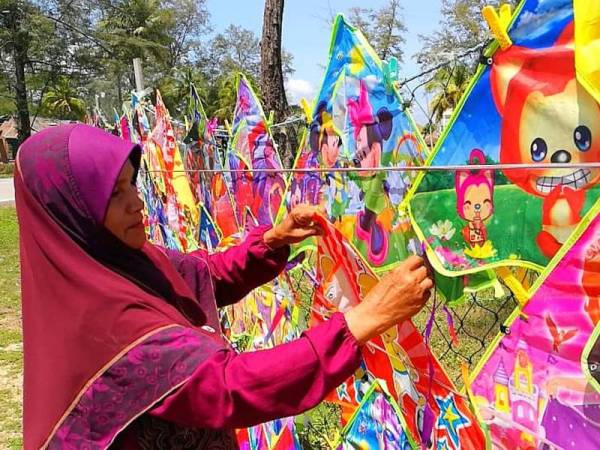Rohani hanya mampu melihat barangan jualannya apabila tiada pengunjung yang datang.
