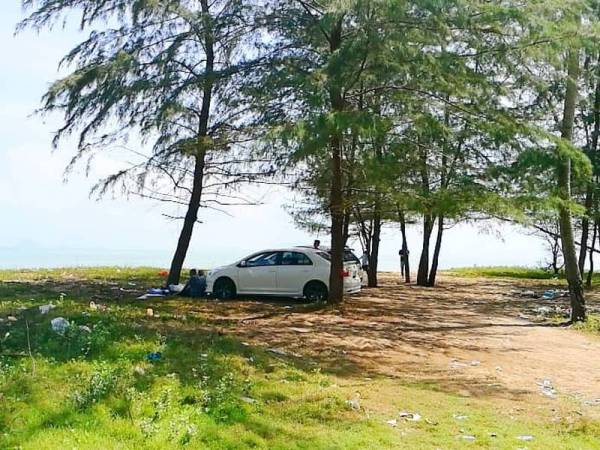 Pantai Bisikan Bayu semakin hilang 'seri' apabila ia dipenuhi sampah.