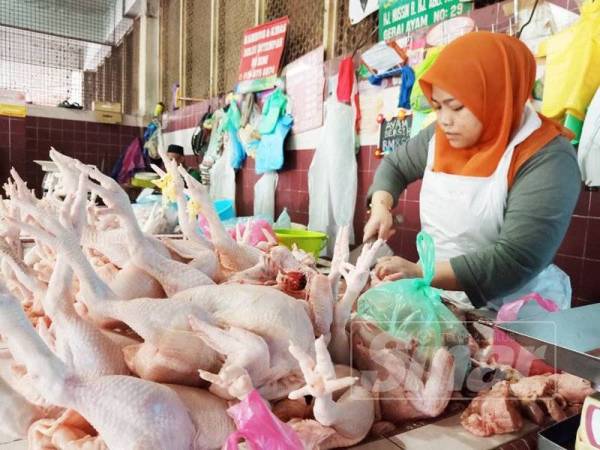 Azizah memaklumkan harga ayam tidak berlaku sebarang kenaikan setakat ini.