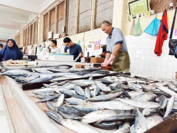 Penjual ikan di Pasar Besar Kuantan mengakui setakat ini harga ikan masih berada dalam keadaan terkawal.