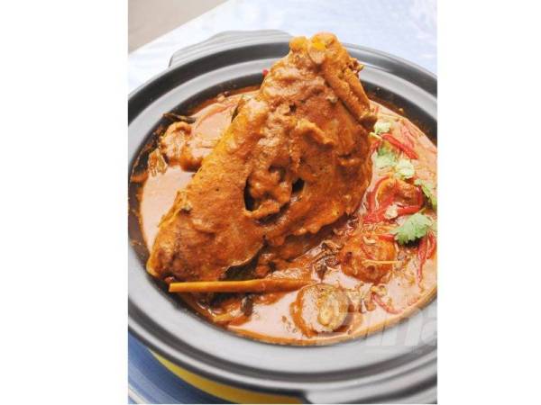 KARI kepala ikan di Black Mango Kitchen, Hotel Merrida, Klang, Selangor ditawarkan pada harga antara RM38 hingga RM58 setiap hidangan.