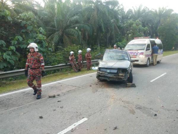 Keadaan kereja Proton Iswara yang dinaiki dua mangsa selepas terlibat dalam kemalangan di Jalan Kuantan- Segamat, Muadzam Shah, pagi tadi.