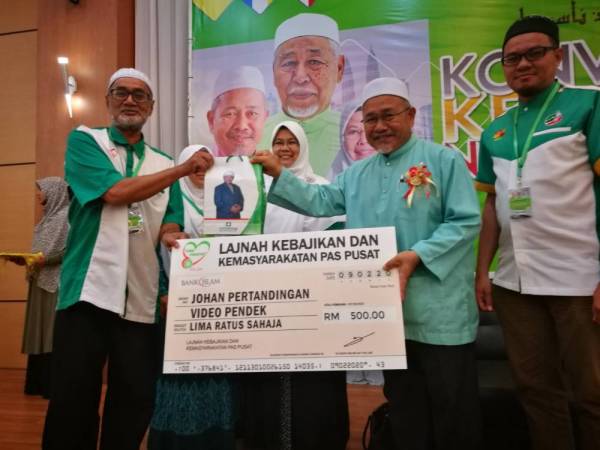 Tuan Ibrahim (kanan) menyampaikan hadiah kepada peserta pada Konvensyen Kebajikan Nasional 2029 di sini hari ini.
