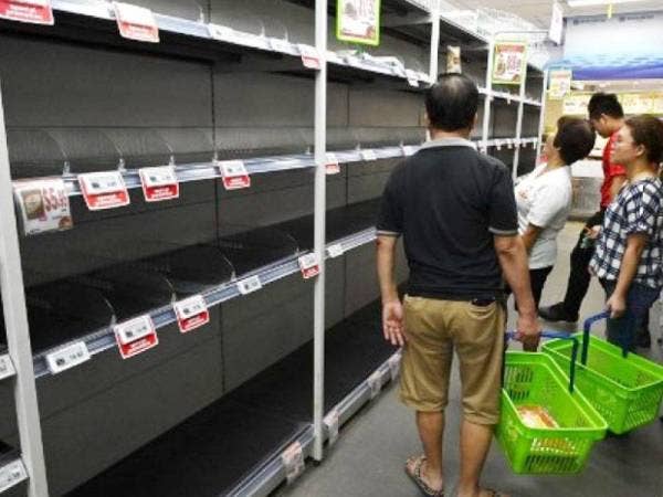 Penduduk Singapura kini panik membeli barangan keperluan harian di pasar raya utama selepas kerajaan bertindak menaikkan amaran Dorscon dari tahap kuning ke jingga bagi membendung penularan wabak koronavirus. FOTO: AFP