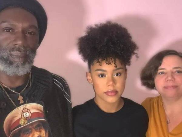 Lenny (kiri) dan Kate (kanan) berjaya memenangi tuntunan saman dan dibayar pampasan sebanyak £8,500 (RM45,386) oleh Sekolah Urswick di Hackney, London selepas mengusir anaknya, Ruby dari kelas hanya kerana berambut kerinting.