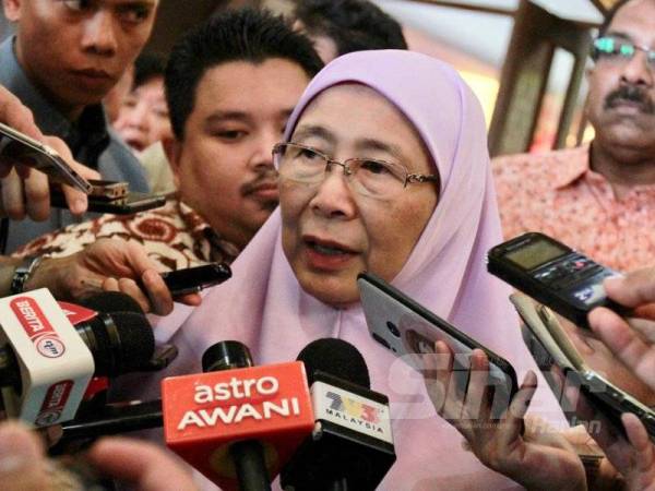 Wan Azizah bercakap pada sidang media selepas majlis sambutan Tahun Baru Cina. -Foto Sinar Harian ZAHID IZZANI