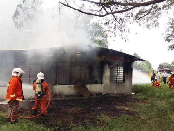 Anggota bomba dari Balai Bomba dan Penyelamat Batu Gajah yang menjalankan kerja-kerja pemadaman di lokasi kejadian.
