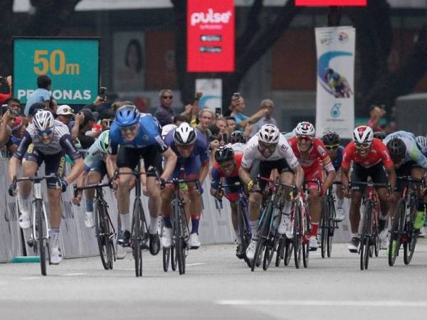 Walscheid mempamerkan tunggangan bertenaga apabila menjuarai Peringkat 3 Petronas LTdL 2020 dari Temerloh ke Kuala Lumpur hari ini. -Foto Bernama