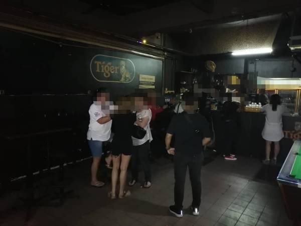 Polis menyerbu sebuah premis hiburan di Bandar Baru Klang, Klang malam tadi dan menahan enam wanita warga asing disyaki GRO.