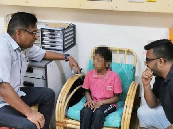 David Marshel (kiri) bertanya keadaan mangsa berhubung kejadian dera tersebut.