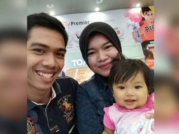Tuan Nur Raisha Mikayla di samping ibu bapanya.