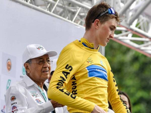 Dr Mahathir menyampaikan jersi kepada pemenang yang mengekalkan Jersi Kuning sejak peringkat pertama pelumba Kazakhstan dari Vino-Astana Motors, Yevgeniy Fedorov. -Foto Bernama