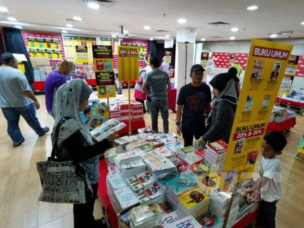 Pelbagai tawaran menarik disediakan kepada pengunjung pada hari terkahir ualan Gudang Awal Tahun Karangkraf di Shah Alam semalam.