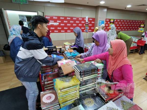 Pengunjung mendapatkan pelbagai genre bahan bacaan termasuk al-Quran pada hari terakhir Jualan Gudang Awal Tahun Karangkraf di Shah Alam semalam.