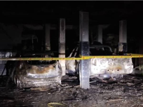 Sebuah kediaman pegawai kastam di Kampung Perupok, Pasir Mas, Kelantan diserang dengan bom botol atau molotov cocktail, awal pagi tadi, dipercayai angkara perbuatan individu tidak dikenali.