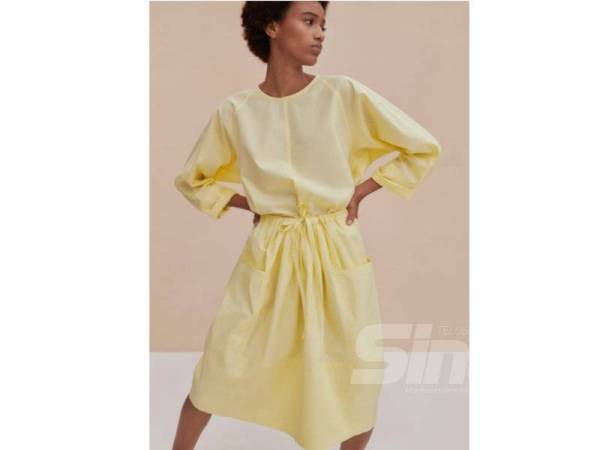 GAUN warna kuning lembut menyuntik sisi feminin dan romantis si pemakai.