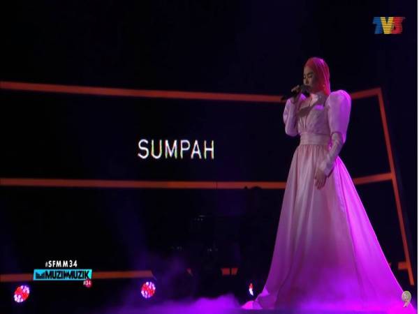 Persembahan Aina Abdul di pentas Anugerah Juara Lagu ke-34 (AJL34) malam tadi mengundang kontroversi.