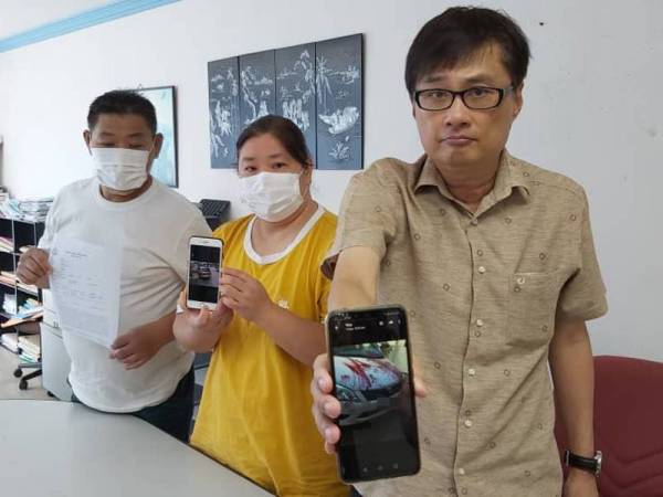 Poh Yoke (tengah) ketika membuat aduan di Pejabat Ketua Biro Aduan Johor, Michael Tay di sini hari ini.