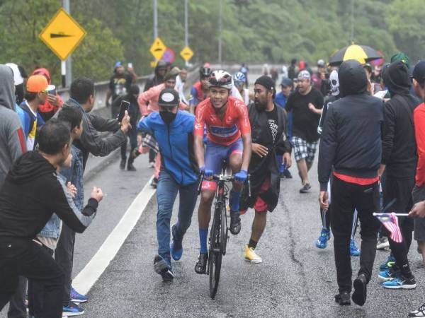 Nur Aiman dikerumuni peminat berbasikal tempatan ketika menuju ke puncak Genting Highlands.