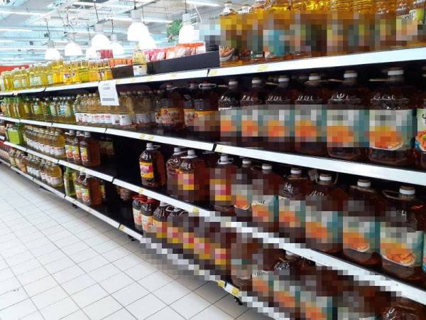 Barangan keperluan asas yang masih mencukupi di sebuah pasar raya di bandar raya ini