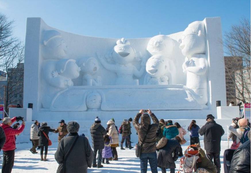 Pengajur festival salji Sapporo terpaksa membawa masuk salji dari bandar jauh bagi meneruskan acara itu. -Foto jrailpass