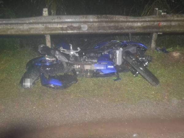 Motosikal mangsa terbabas ke bahu jalan di laluan bertentangan.