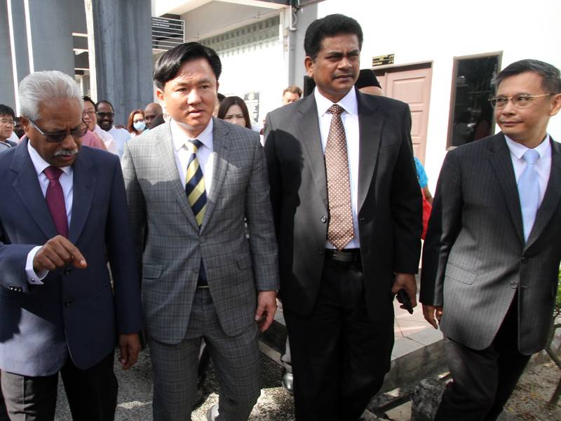 Paul Yong hadir ke Mahkamah Sesyen Ipoh, hari ini ditemani pimpinan dan wakil rakyat daripada DAP.