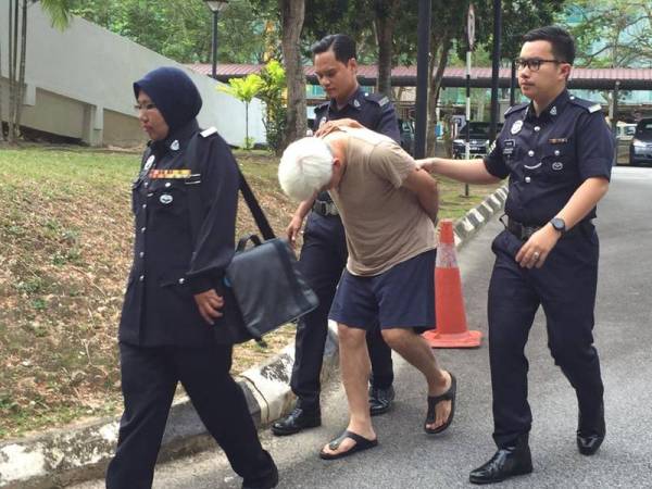 Tertuduh semasa dibawa ke Mahkamah Sesyen Seremban hari ini.