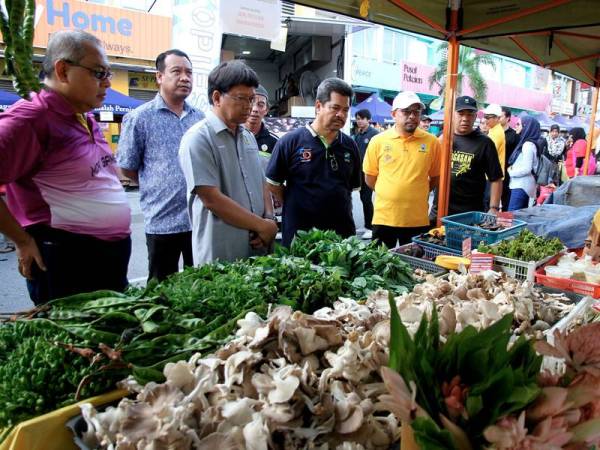 Pengerusi Jawatankuasa Agama dan Pendidikan Islam, Industri, Luar Bandar dan Pembangunan Usahawan Datuk Asmuni Awi (tiga, kiri) melawat gerai jualan sayur-sayuran pada program My Best Buy Fama sempena Le Tour De Langkawi 2020 (LTdL2020) di Bandar Meru Raya hari ini.
Turut hadir Ketua Pengarah Lembaga Pemasaran Pertanian Persekutuan (FAMA) Datuk Zainal Abidin Yang Razalli (kiri) dan Pengarah FAMA Perak Anuar Mohamad (empat, kanan). - Foto Bernama