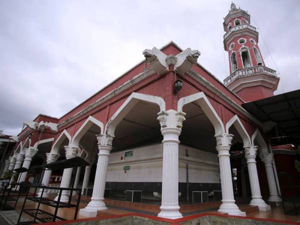 Seni bina masjid ini mirip kepada bangunan yang terdapat di Melaka dan mampu memuatkan kira-kira 2,000 jemaah pada satu-satu masa. - Foto Bernama