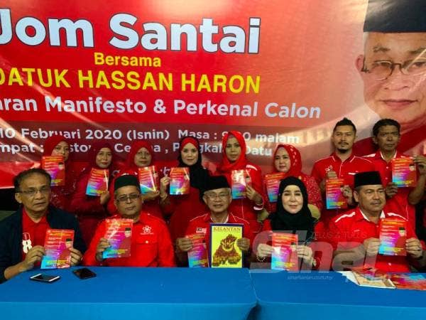 Hassan menunjukkan manifesto dan juga buku yang pernah ditulisnya yang bakal dijadikan panduan untuk memastikan perubahan di Kelantan.