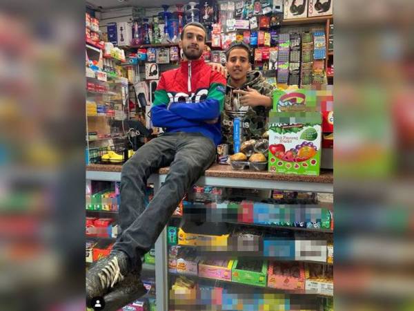 Alwan (kiri) bersama adiknya di kedai serbaneka miliknya. - Foto Instagram Alwan 