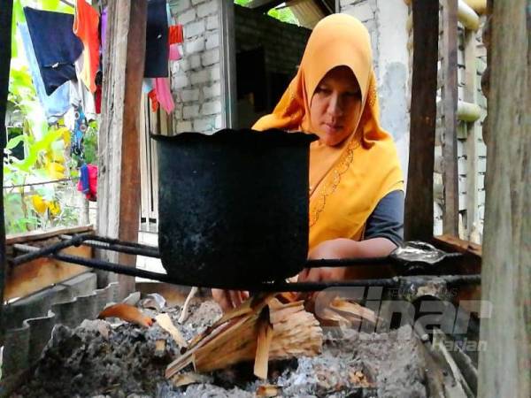 Keluarga ini masih menggunakan dapur kayu untuk memasak. 