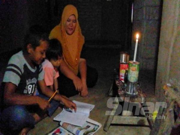 Cahaya pelita yang dihasilkan menggunakan minyak masak menjadi peneman setia keluarga Julailie Yasmin
