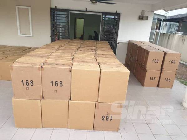 Sebahagian daripada 17,000 karton rokok yang dirampas.