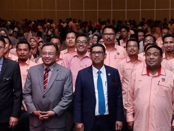 Ahmad Faizal (tengah) menghadiri Majlis Amanat Tahun Baru 2020 bersama warga kerja PPPNP di Pusat Konvensyen Amanjaya hari ini.