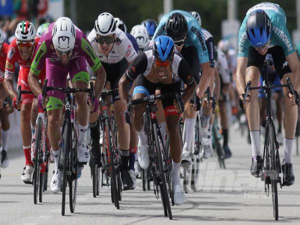 Harrif (tengah) memecut pantas ketika menuju ke garisan penamat pada perlumbaan Peringkat 5 PETRONAS LTdL 2020 di Ipoh hari ini.