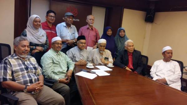 Othman (duduk tiga dari kiri) dan Ahmad Subky (duduk tiga dari kanan) bersama ahli veteran UMNO dan Pas pada satu sidang media di Kuala Lumpur hari ini.