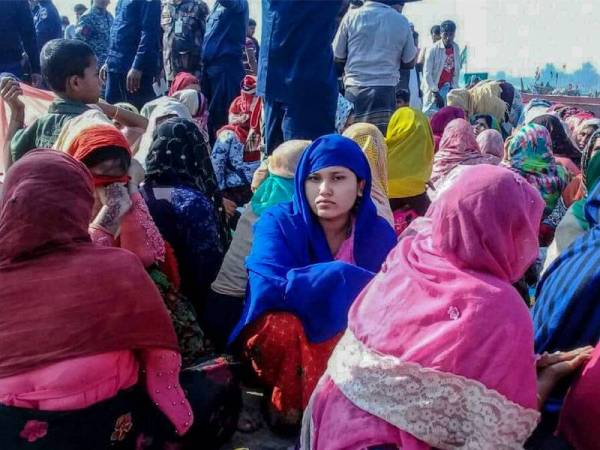 Kebanyakan penumpang bot tersebut adalah wanita dan kanak-kanak. - FOTO: AFP