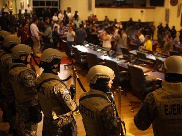 Anggota tentera berkawal ketika Presiden Nayib Bukele mengadakan sesi khas Parlimen pada hujung minggu lalu. - Foto Agensi