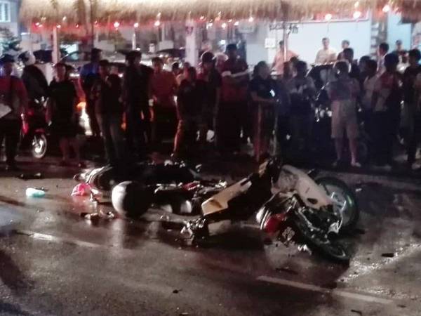 Motosikal mangsa yang dirempuh kereta.