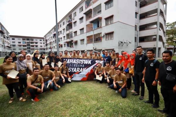Noor Azleen (tengah) bergambar bersama peserta program Mahasiswa Bersama Masyarakat di Pasir Gudang baru-baru ini.