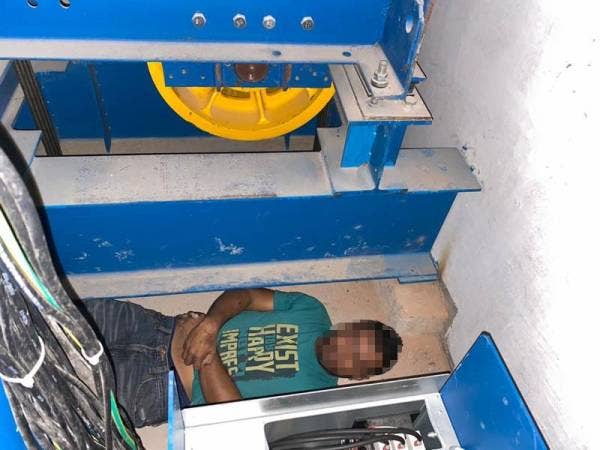 Seorang PATI yang bertindak bersembunyi di bawah tangga bagi mengelakkan dicekup pihak berkuasa. - Foto: Imigresen Terengganu