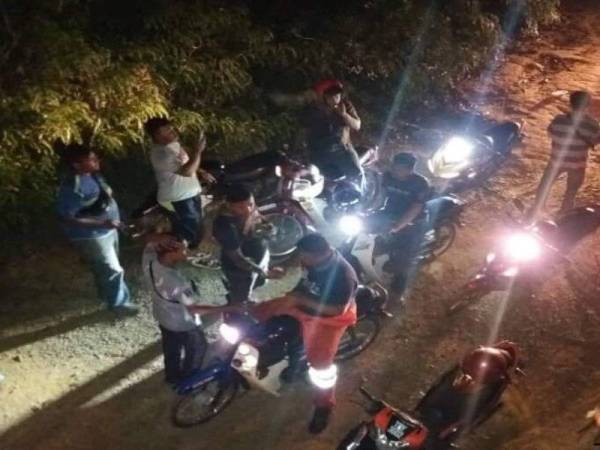 Anggota bomba dibantu polis dan rakan-rakan mangsa menggerakkan operasi mencari sebelum ketiga-tiga mangsa yang sesat berjaya ditemui dan dibawa keluar dari kawasan hutan di Gebeng di sini malam tadi. - Foto: JBPM