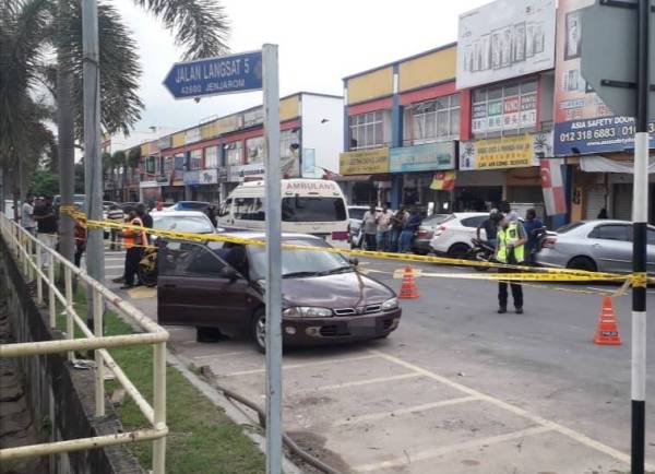 Seorang lelaki ditemui mati di dalam keretanya di Taman Sejahtera, Sungai Jarom, Kuala Langat kelmarin.