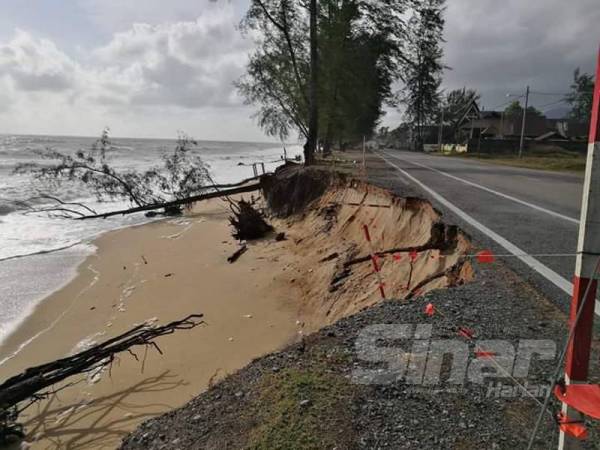 Kesan teruk hakisan yang terlalu hampir dengan jalan raya. 