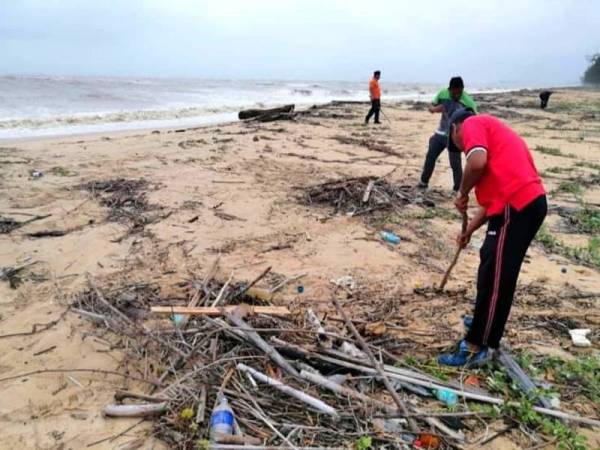 Kakitangan MDPP melakukan kerja-kerja pembersihan di kawasan Pantai Bisikan Bayu.