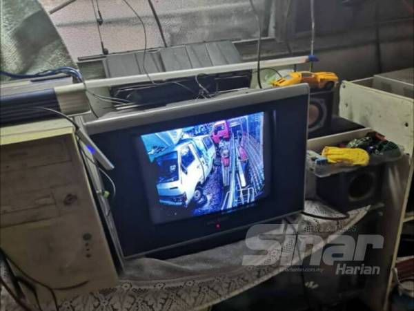 CCTV yang merakamkan situasi di luar rumah seorang penagih berstatus bapa kepada lima anak. - Foto AADK