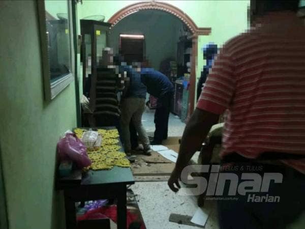 Seorang lelaki cuba menyembunyikan diri di atas siling sebelum siling rumahnya roboh dan lelaki terbabit terjatuh menyebabkannya ditahan. Foto AADK